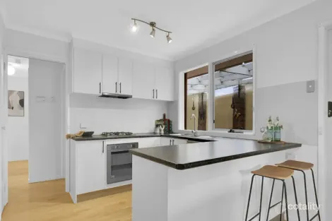 Property photo of 5 Sieben Close Mill Park VIC 3082