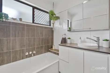 Property photo of 2/81 Kangaroo Avenue Coombabah QLD 4216