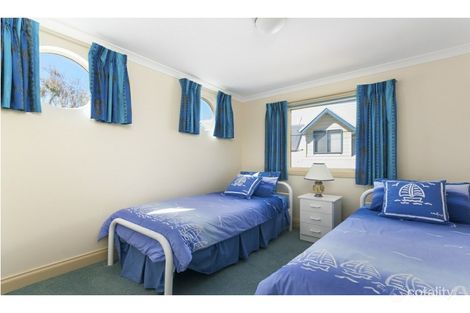 Property photo of 2/30 Aquarius Way Paynesville VIC 3880