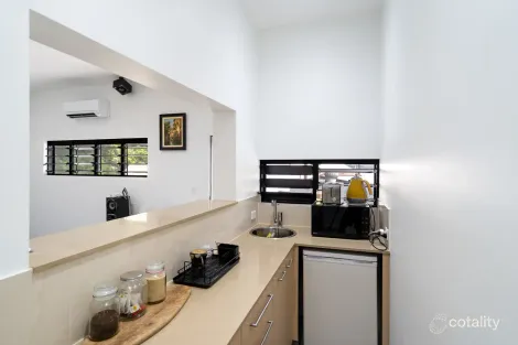 Property photo of 11 Sennfeld Close Palm Cove QLD 4879