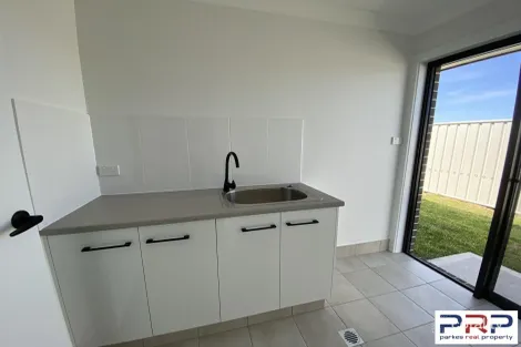 Property photo of 12 Cedar Crescent Parkes NSW 2870
