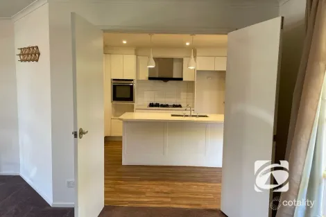 Property photo of 1 Tingle Close Narre Warren VIC 3805
