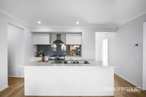 Property photo of 4 Adelong Boulevard Cobblebank VIC 3338