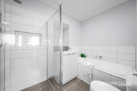 Property photo of 4 Adelong Boulevard Cobblebank VIC 3338