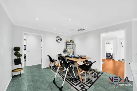 Property photo of 24 Simmonds Place Roxburgh Park VIC 3064