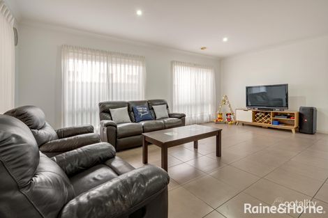 Property photo of 31 Flagstaff Loop Craigieburn VIC 3064