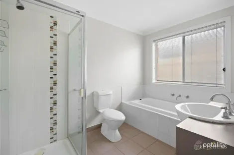 Property photo of 18 Celebration Circuit Pakenham VIC 3810