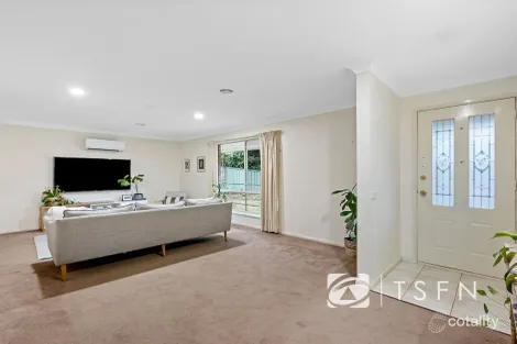 Property photo of 2/8 Oasis Gardens Spring Gully VIC 3550