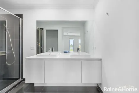 Property photo of 22 Moolort Crescent Eynesbury VIC 3338