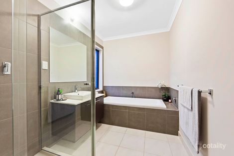 Property photo of 3 Wavell Parade Fraser Rise VIC 3336