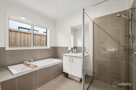 Property photo of 8 Flow Way Armstrong Creek VIC 3217