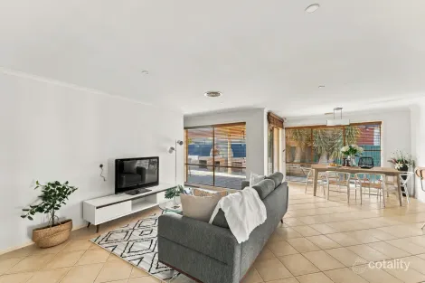 Property photo of 6 Gainsford Way Burnside VIC 3023