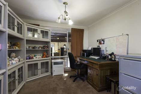 Property photo of 2 Lara Place Melton West VIC 3337