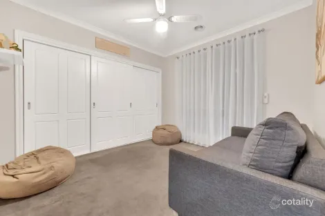 Property photo of 10 Deanswood Place Brookfield VIC 3338