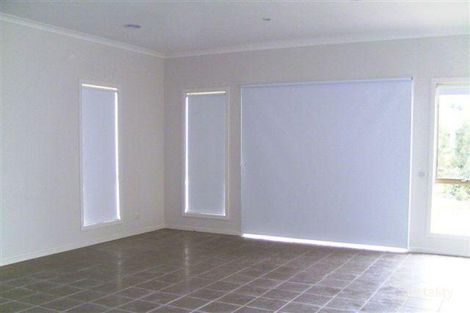 Property photo of 28 Wallaby Walk Sunbury VIC 3429