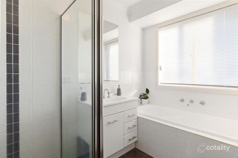 Property photo of 35 Yarrawah Crescent Bourkelands NSW 2650