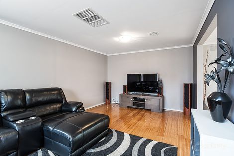 Property photo of 8 Dingley Place Melton West VIC 3337