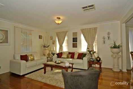 Property photo of 1 Manley Close Endeavour Hills VIC 3802