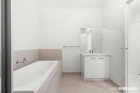 Property photo of 1 Kilford Walk Wyndham Vale VIC 3024