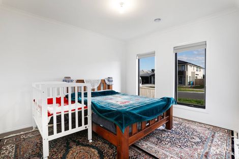 Property photo of 6 Ezra Street Cranbourne East VIC 3977