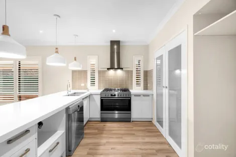 Property photo of 36 Barrington Circuit Caroline Springs VIC 3023