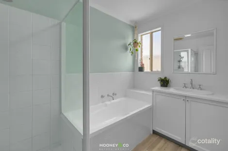 Property photo of 21 Hamilton Drive Cranbourne North VIC 3977