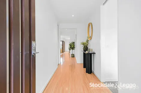 Property photo of 5 Waler Circuit Clyde North VIC 3978