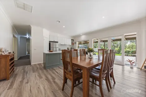 Property photo of 4 Hague Court Drouin VIC 3818