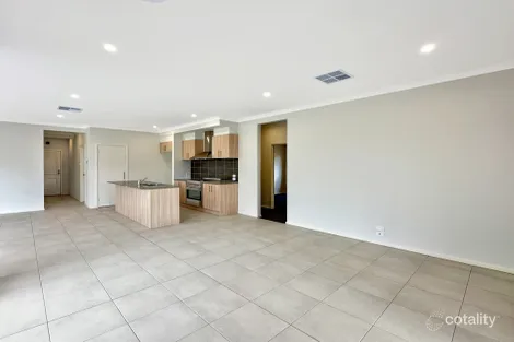 Property photo of 70 Crowlands Circuit Eynesbury VIC 3338
