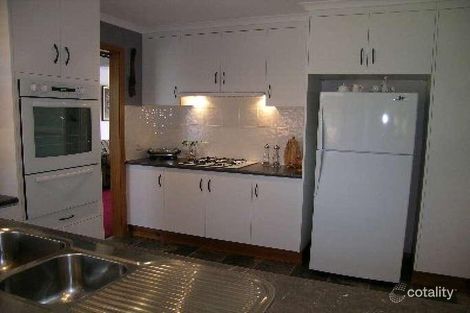 Property photo of 30 Wyuna Walk Mooroolbark VIC 3138