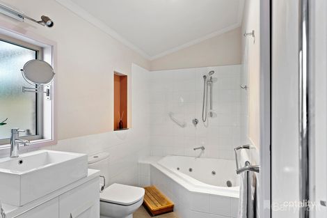 Property photo of 2/3 Stanley Avenue Spring Gully VIC 3550