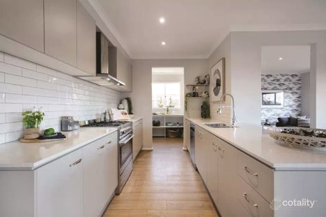 Property photo of 16 Nesting Vista Craigieburn VIC 3064