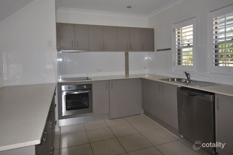Property photo of 2/23 Hunter Avenue Labrador QLD 4215