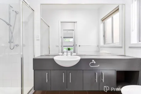 Property photo of 33 Cranwell Square Caroline Springs VIC 3023