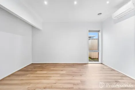 Property photo of 33 Cranwell Square Caroline Springs VIC 3023