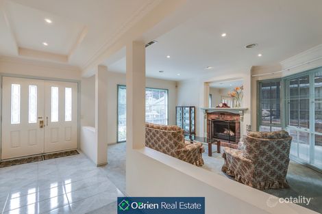 Property photo of 9 Charlton Court Endeavour Hills VIC 3802