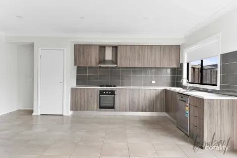 Property photo of 12 Errol Boulevard Mickleham VIC 3064
