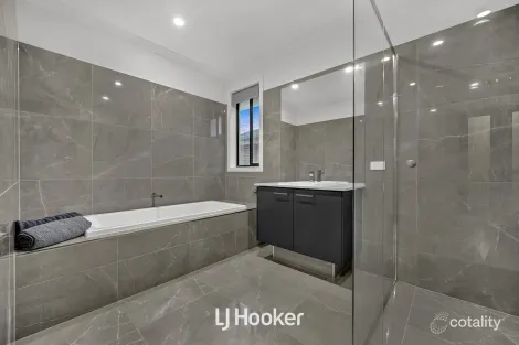 Property photo of 17 Lucinda Lane Cranbourne North VIC 3977