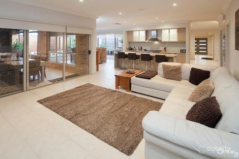 Property photo of 2 Yarra Close Pakenham VIC 3810