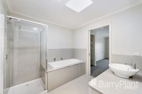 Property photo of 2/28 Mount Eagle Way Wyndham Vale VIC 3024