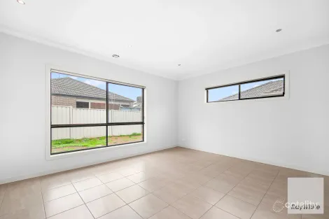 Property photo of 4 Derwent Close Caroline Springs VIC 3023