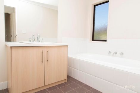 Property photo of 2 Hillam Drive Griffith NSW 2680