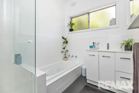 Property photo of 21 Marama Parade Mount Austin NSW 2650