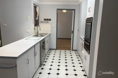 Property photo of 3 Warwick Road Hillvue NSW 2340