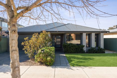 24 Robert St, Kangaroo Flat, VIC 3555