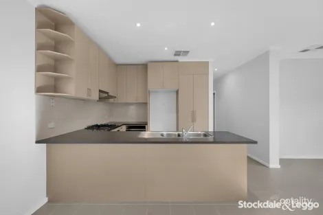 Property photo of 10 Castlegate Lane Craigieburn VIC 3064
