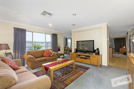 Property photo of 27 Pendulum Place Berwick VIC 3806