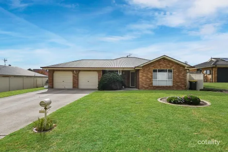 Property photo of 24 Roxburgh Drive Kelso NSW 2795
