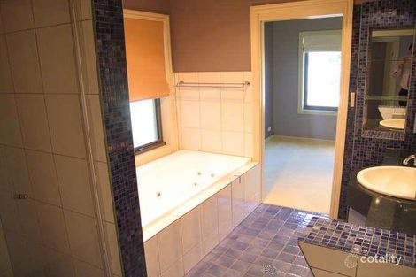 Property photo of 8 Copperfield Place Jerrabomberra NSW 2619