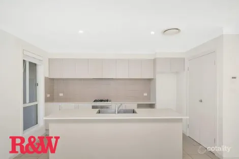 Property photo of 3 Highland Close Macquarie Links NSW 2565